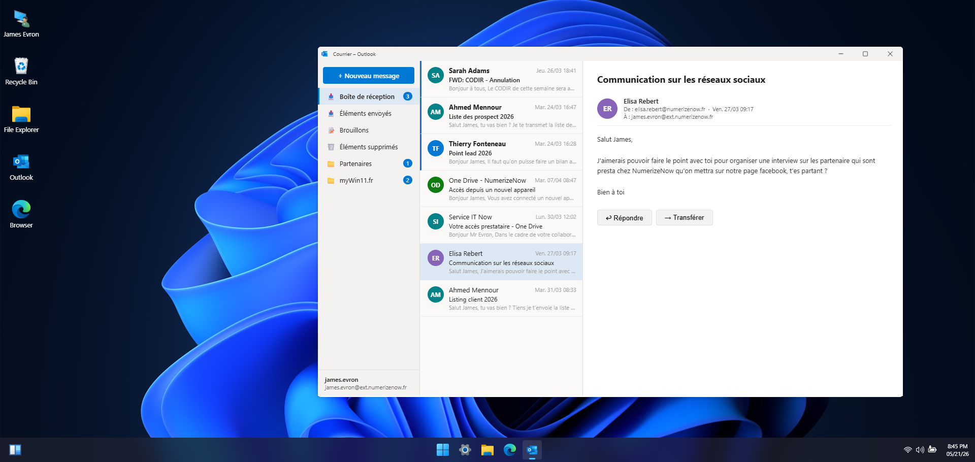 Bureau Windows 11 simulé dans CyberEnquêtes avec Outlook, File Explorer et taskbar Windows